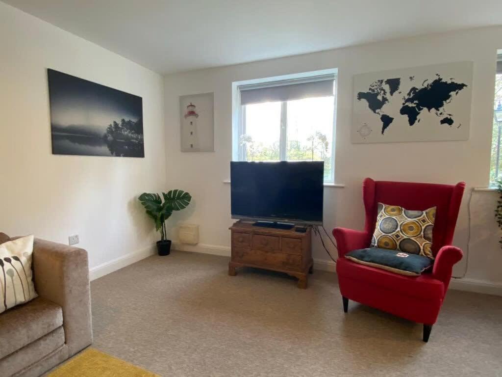 Spacious 3 Bedroom Flat In Heart Of City Centre *