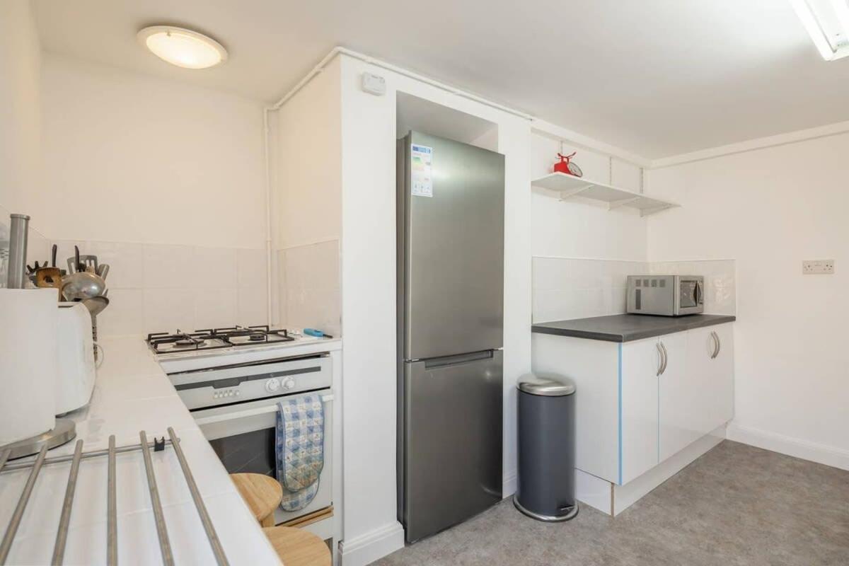 Spacious 3 Bedroom Flat In Heart Of City Centre *