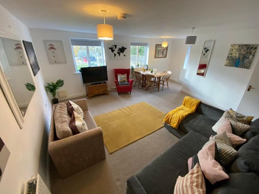 Spacious 3 Bedroom Flat In Heart Of City Centre *